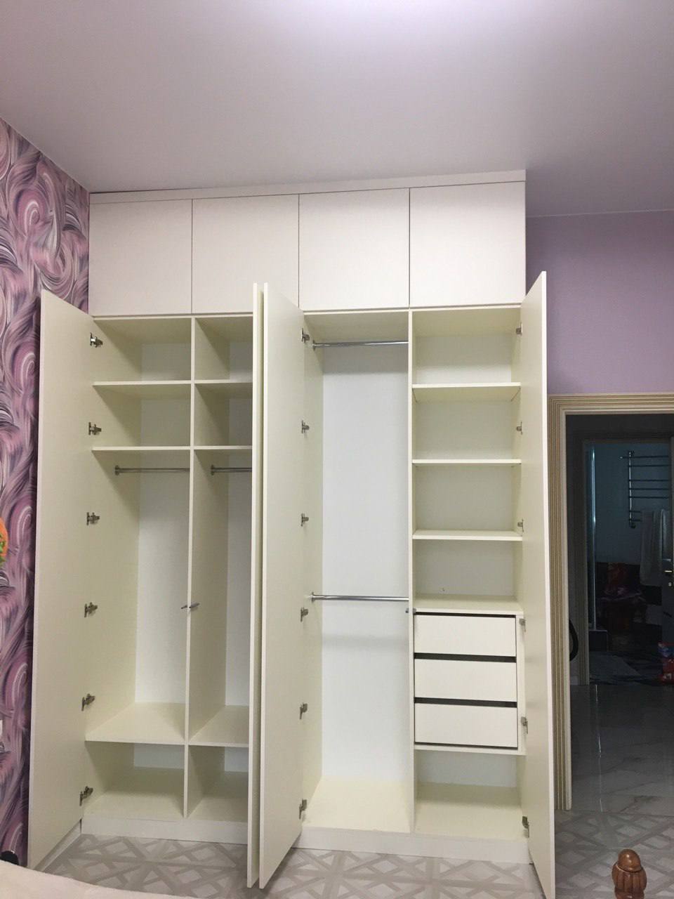 Шкаф распашной Белый лиловые обои